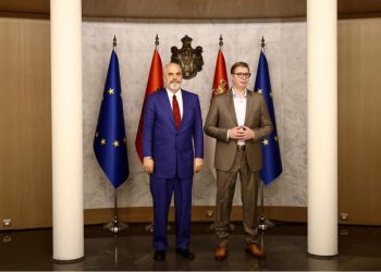 Rama quan Scholz dhe Macron kumbarë, Vuçiç “acarohet”: Në Serbi njerëzit i zgjedhin vetë…