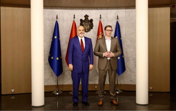 Rama quan Scholz dhe Macron kumbarë, Vuçiç “acarohet”: Në Serbi njerëzit i zgjedhin vetë…