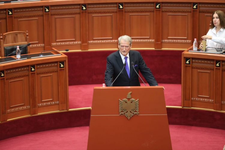 “Nga kuçedra e digave, te spiuni i Gjushit”, Berisha: Ja kush i ka fermat e Bitcoin  