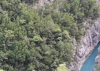 Po eksploronte natyrën, turistja bllokohet në kanionet e Erzenit