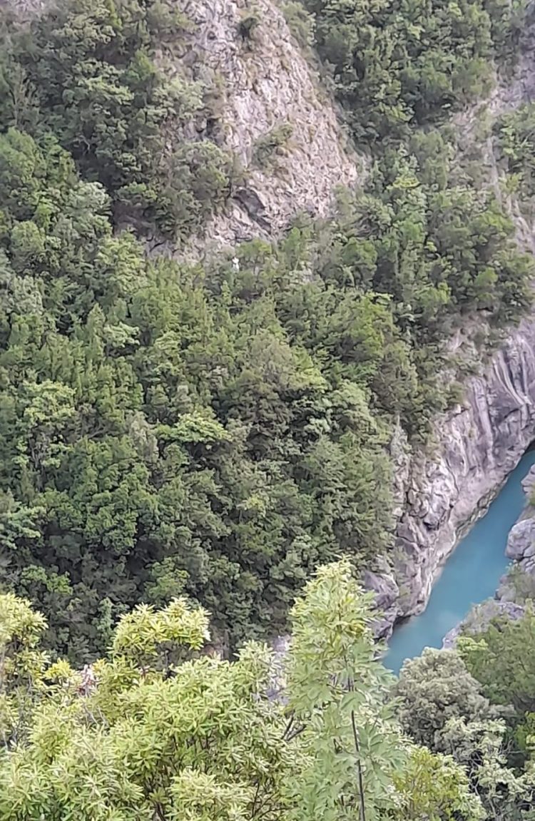 Po eksploronte natyrën, turistja bllokohet në kanionet e Erzenit