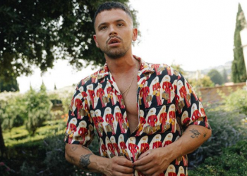 Limani habit me gjestin e tij gjatë koncertit