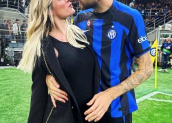 FOTO/ Gruaja e titullarit interist pozon nudo, fansat “e humbin komplet”