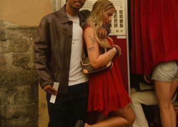 Adeyemi shfaqet duke bërë shqiponjën për Loredanën