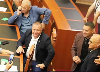 Ahmetaj dhe Rraja shfaqen të qeshur, pa menduar për telashet që do i prisnin