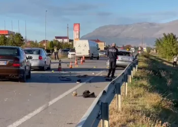 Automjeti del nga rruga, dy të plagosur