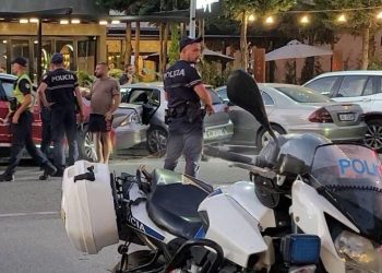 Fuoristrada përplas 5 makina të parkuara, çfarë ndodhi?