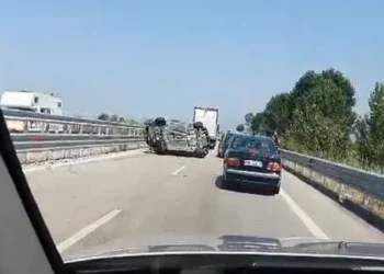 Makina kthehet përmbys në mes të autostradës
