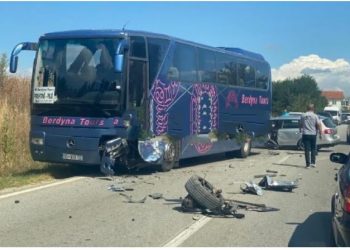 Makina përplaset me autobusin, 6 të plagosur