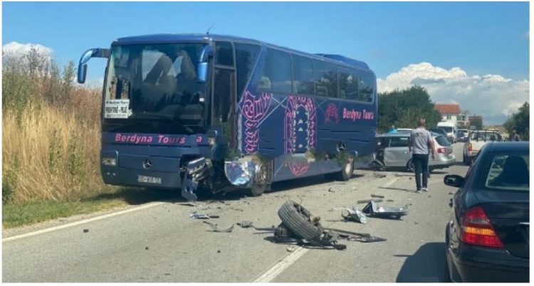 Makina përplaset me autobusin, 6 të plagosur