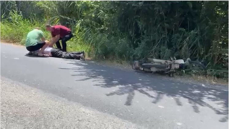 Aksident i rëndë në Fier, makina përplas motoçikletën dhe largohet (VIDEO)