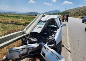 Makina përplaset me barrierat mbrojtëse, dy të lënduar në Korçë