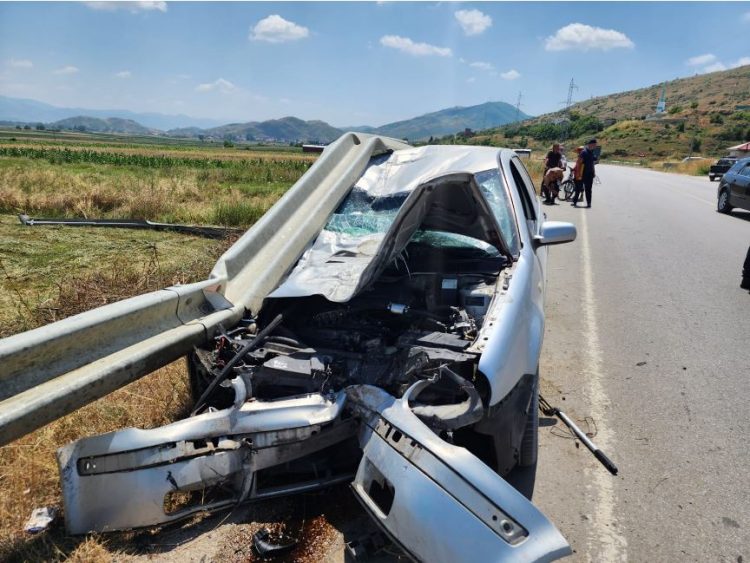 Makina përplaset me barrierat mbrojtëse, dy të lënduar në Korçë