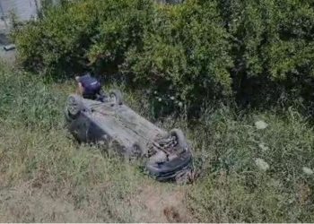 Aksident në Fier-Kallm, makina del nga rruga dhe përfundon në kanal