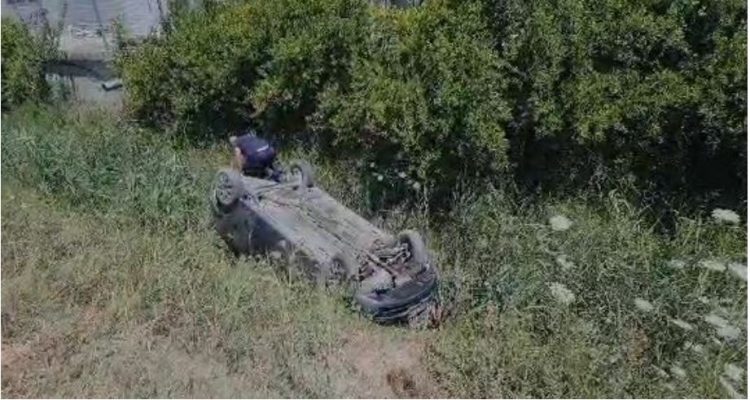 Aksident në Fier-Kallm, makina del nga rruga dhe përfundon në kanal