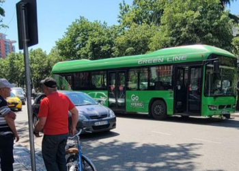 Autobusi i ‘Unazës’ përplaset me motorin, plagoset një fëmijë