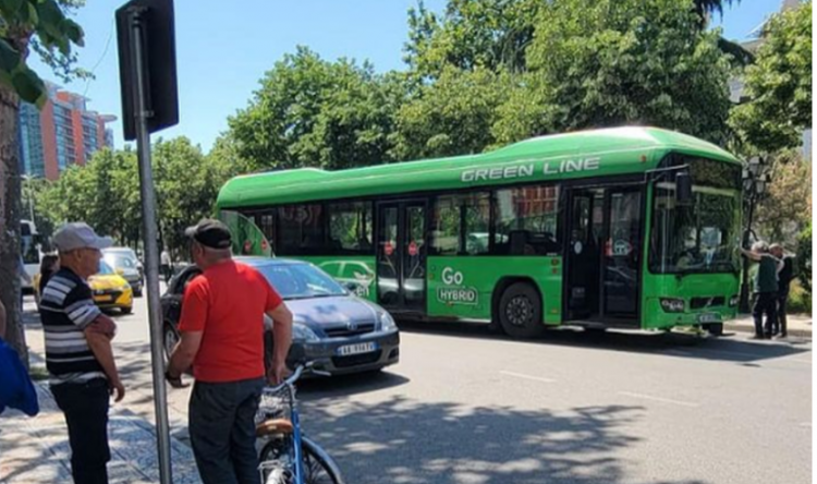 Autobusi i ‘Unazës’ përplaset me motorin, plagoset një fëmijë