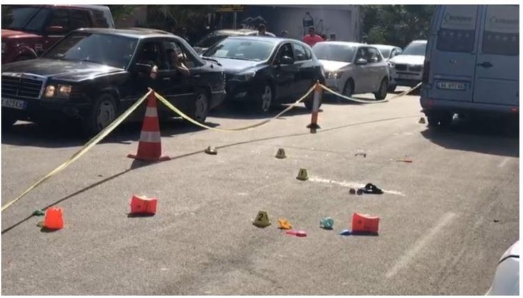 Makina përplas 10-vjeçarin në Kuçovë