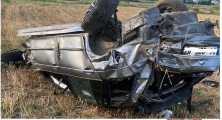 Përplasen dy makina, lëndohen disa persona