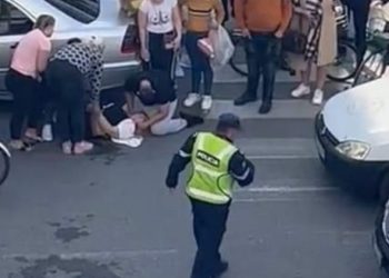 Aksident në Durrës, makina përplas kalimtaren