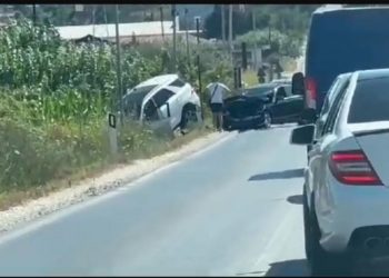 Përplasen ‘kokë më kokë’ dy makina, njëra përfundon në kanal