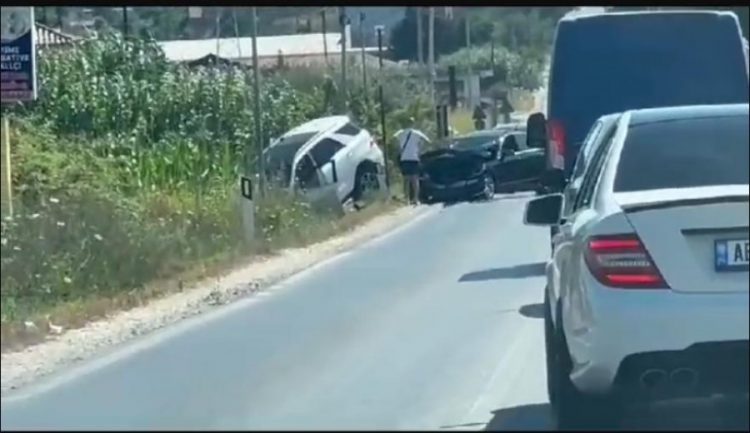 Përplasen ‘kokë më kokë’ dy makina, njëra përfundon në kanal