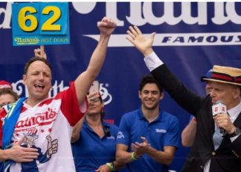 Llupësi më i madh në botë ha 62 hot dog në 10 minuta (VIDEO)