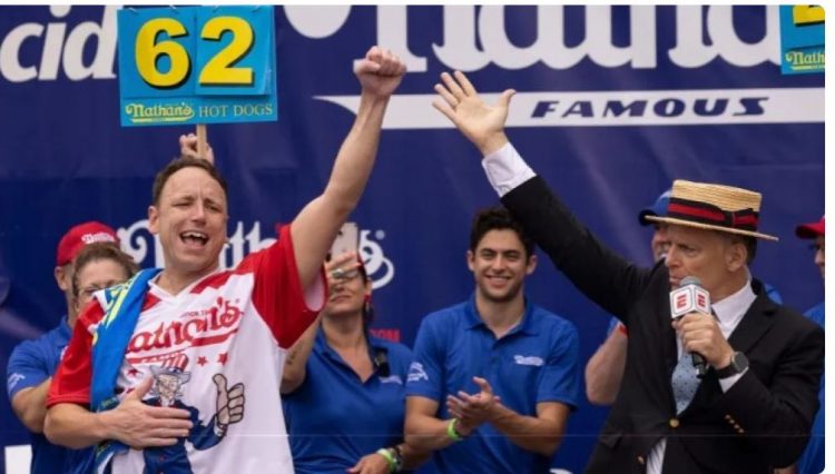 Llupësi më i madh në botë ha 62 hot dog në 10 minuta (VIDEO)