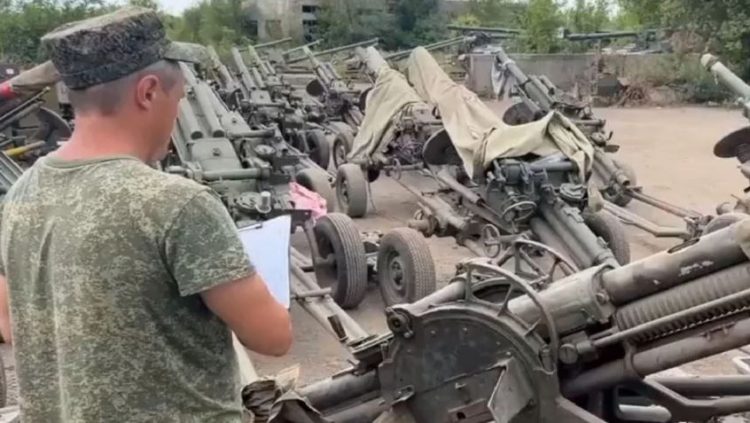 Mercenarët e Wagner dorëzojnë armët te ushtria ruse