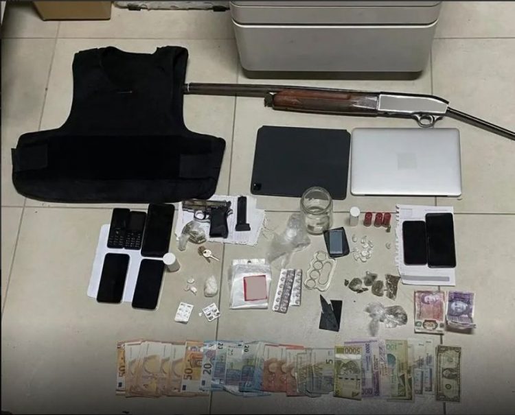 Kokainë dhe armë, arrestohet shqiptari i dënuar edhe për vrasje