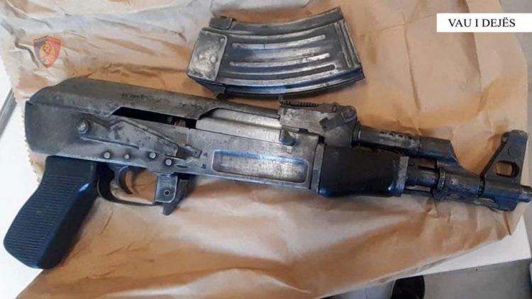 Kërcet arma për një parakalim të gabuar, arratiset autori