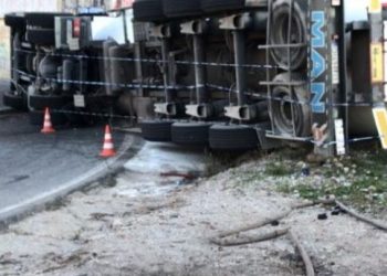 Autoboti me naftë përplaset me një makinë