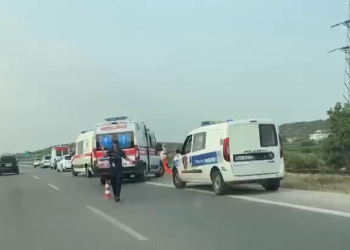 Makina përplaset me trafikndarësen, përfundon në kanal
