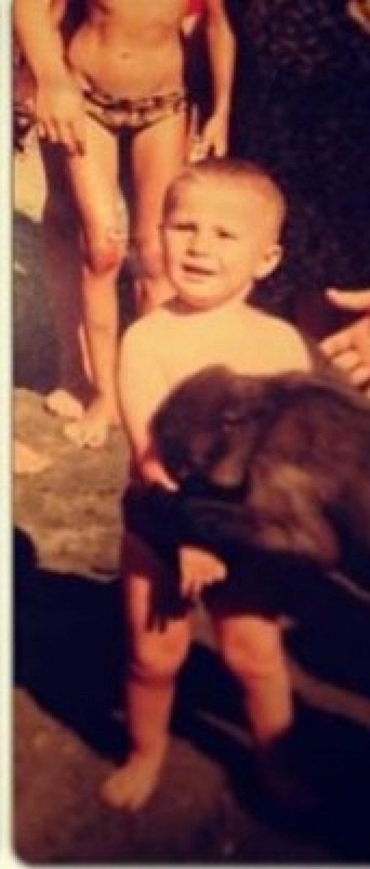 E njihni? Fëmija në foto është një ndër artistët më të pëlqyer