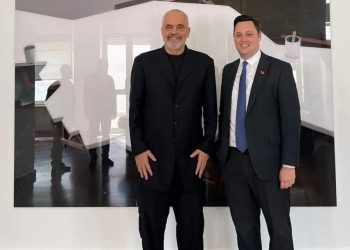 Kryebashkiaku anglez qe fshehu vizitën erdhi në Tiranë për Portin e Durrësit