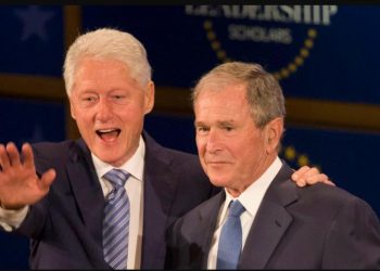 Presidentët Bill Clinton dhe Xhorxh Bush janë pranë Wilsonit në ‘Malin Rushmor’ shqiptar