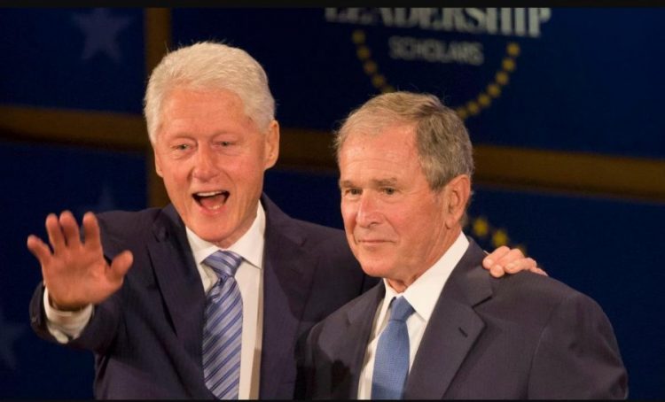 Presidentët Bill Clinton dhe Xhorxh Bush janë pranë Wilsonit në ‘Malin Rushmor’ shqiptar