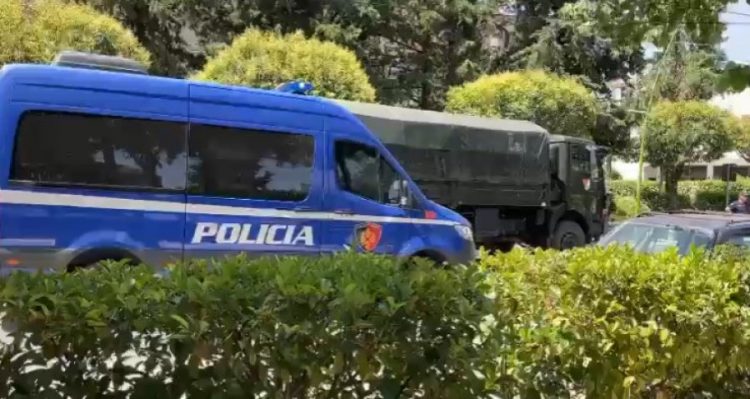 Zgjedhje në Rrogozhinë, mbërrijnë në KZAZ kutitë dhe fletët e votimit