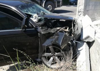“Audi” përplaset me murin, dy të plagosur