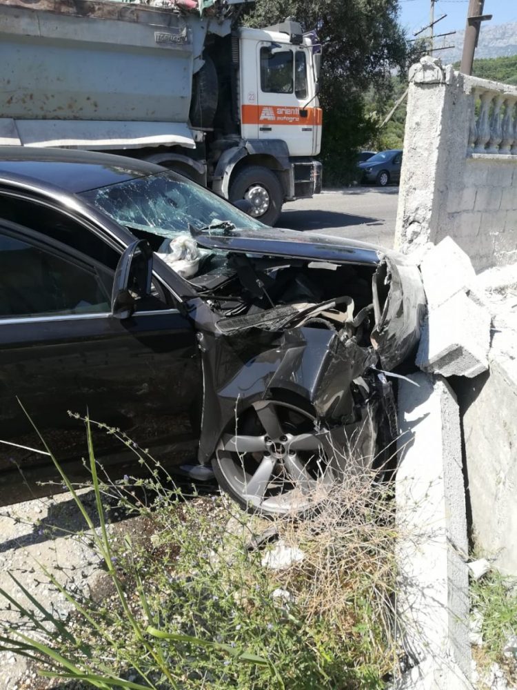 “Audi” përplaset me murin, dy të plagosur