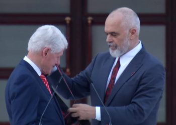 FOTO/ Rama i jep Bill Clinton të njëjtën medalje që i dha Yuri Kim apo Luiza Gegës