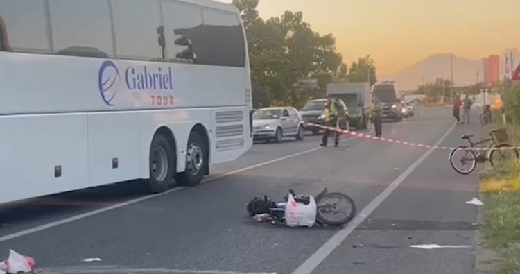 Autobusi copëtoi motorin! Vdesin burrë e grua në Shkodër