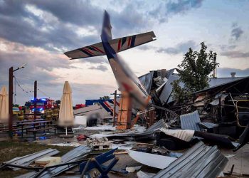 Avioni bie mbi një hangar, gjejnë vdekjen pesë persona