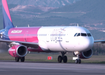 Vonesa me avionin e Wizz Air, pasagjerët presin 12 orë në Rinasi