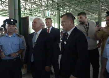 Radhët e mërgimtarëve në kufi, Balla e Sveçla kërkojnë zgjidhje