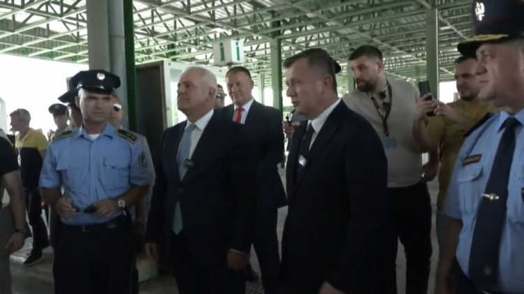 Radhët e mërgimtarëve në kufi, Balla e Sveçla kërkojnë zgjidhje