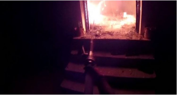 Shkrumbohet nga flakët një banesë gjatë natës në Vlorë