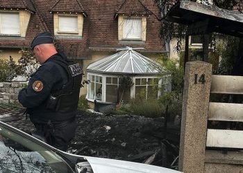 Sulmohet shtëpia e kryetarit të bashkisë në Francë, plagosen gruaja dhe fëmija