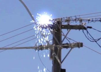 Kabllot elektrike, shpërthejnë si fishekzjarrë banorët në panik