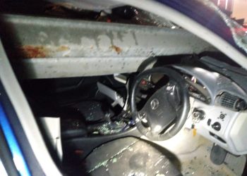 Aksident i rëndë/ ‘Benzi’ ndahet më dysh, tre të rinj në spital